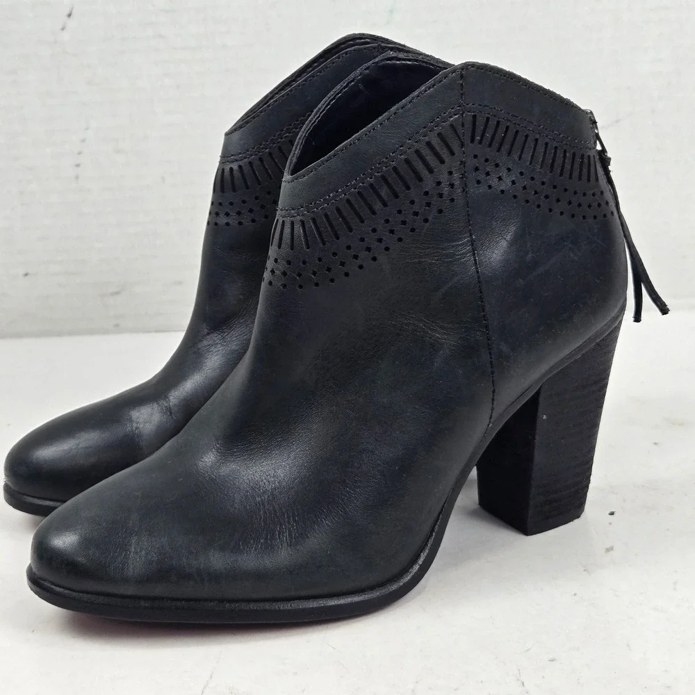 Vince Camuto Fetter Ankle Boot Leather Laser Cut Perforated Black 7M Booties EUC